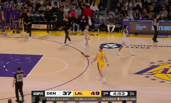 掘金追至37-49雷迪克暂停进攻受阻