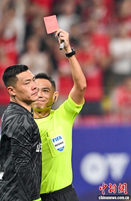 被红牌罚下后抛队长袖标引发争议，王大雷公开