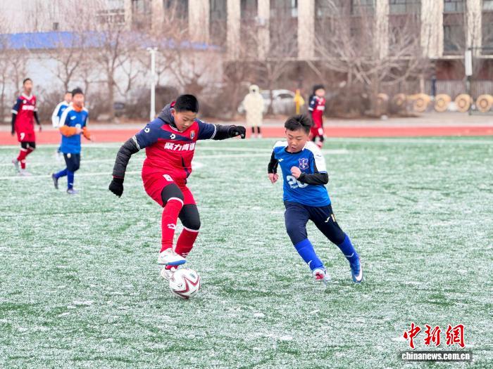 内蒙古锡林郭勒盟青少年足球赛落幕 雨雪天气难