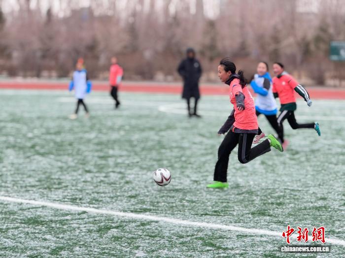 内蒙古锡林郭勒盟青少年足球赛落幕 雨雪天气难