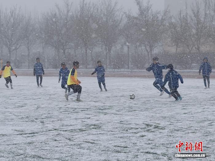 内蒙古锡林郭勒盟青少年足球赛落幕 雨雪天气难