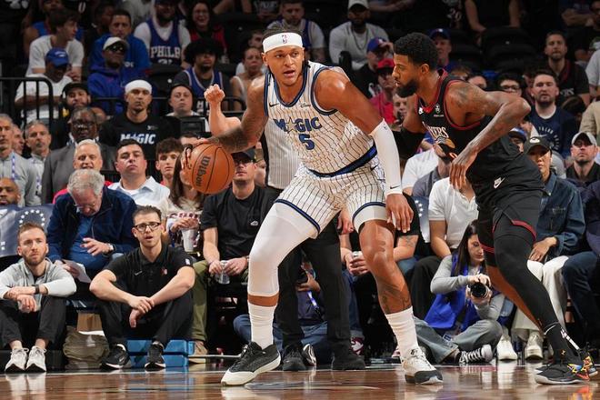 马克西爆发率队掀翻魔术 76人晋级季后赛