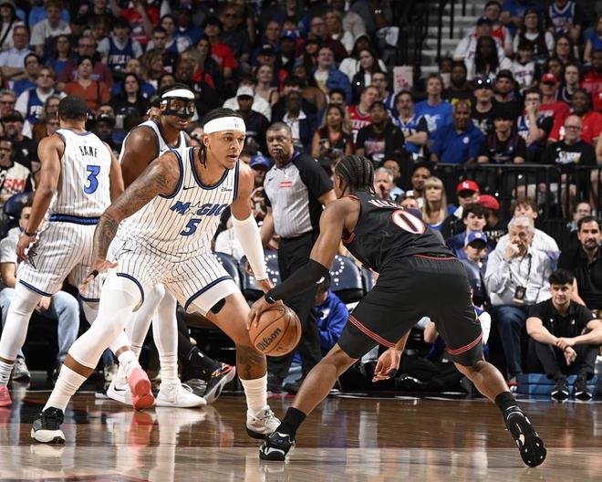 马克西爆发率队掀翻魔术 76人晋级季后赛