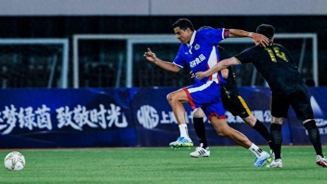 申花传奇莫雷诺范志毅沪上对决，绿茵情怀再现