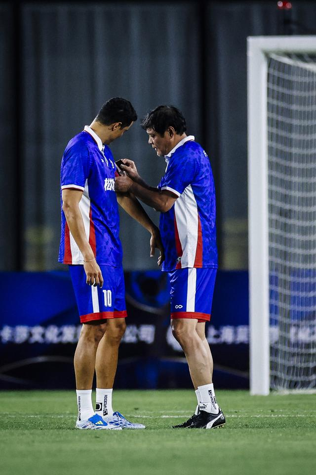 申花传奇莫雷诺范志毅沪上对决，绿茵情怀再现