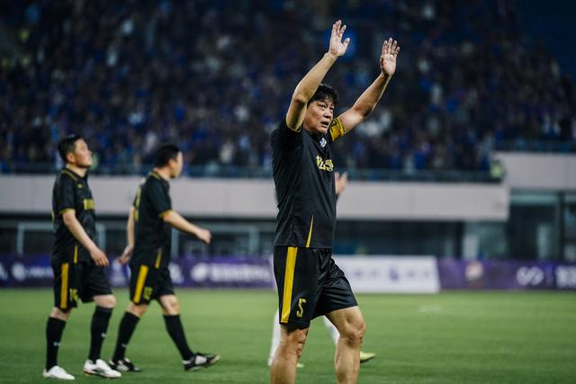 申花传奇莫雷诺范志毅沪上对决，绿茵情怀再现