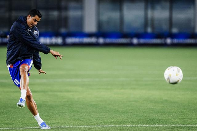 申花传奇莫雷诺范志毅沪上对决，绿茵情怀再现