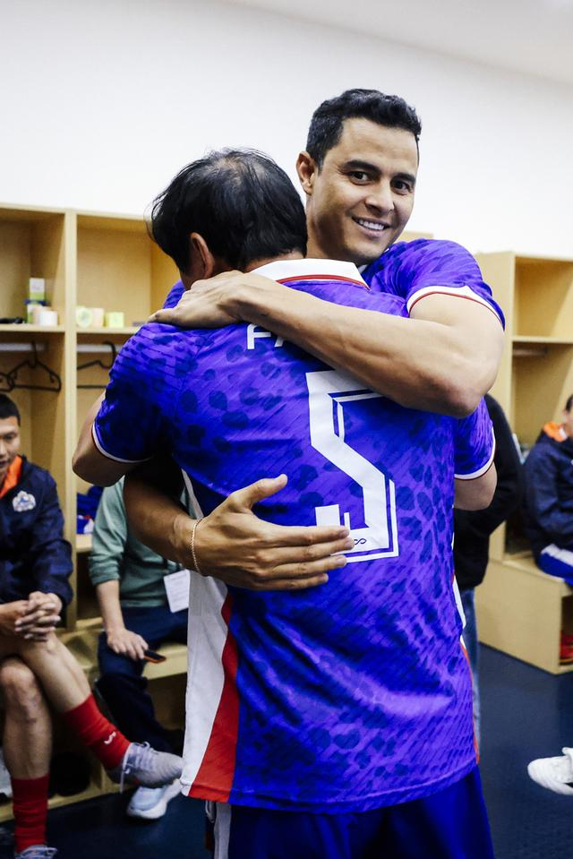 申花传奇莫雷诺范志毅沪上对决，绿茵情怀再现