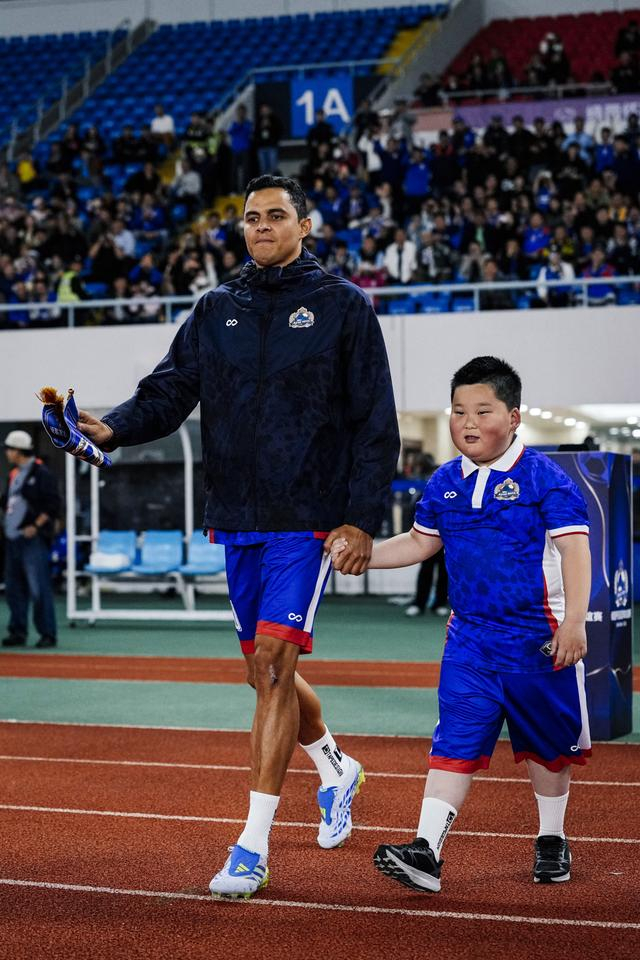 申花传奇莫雷诺范志毅沪上对决，绿茵情怀再现