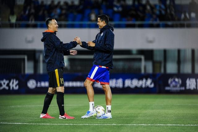 申花传奇莫雷诺范志毅沪上对决，绿茵情怀再现