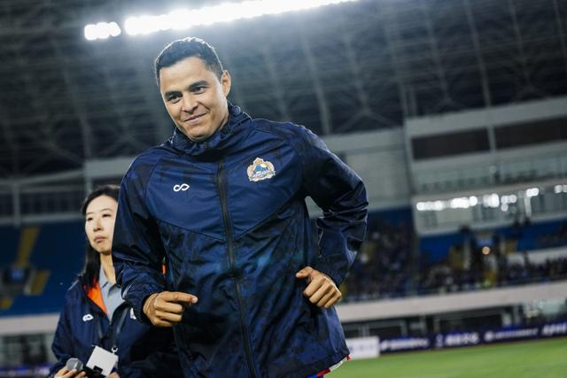 申花传奇莫雷诺范志毅沪上对决，绿茵情怀再现