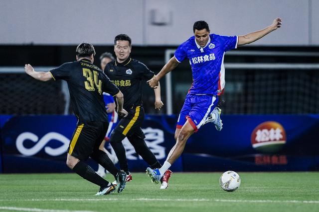 申花传奇莫雷诺范志毅沪上对决，绿茵情怀再现