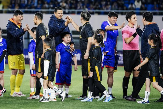 申花传奇莫雷诺范志毅沪上对决，绿茵情怀再现