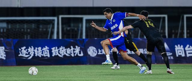 申花传奇莫雷诺范志毅沪上对决，绿茵情怀再现