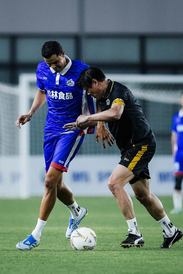 申花传奇莫雷诺范志毅沪上对决，绿茵情怀再现