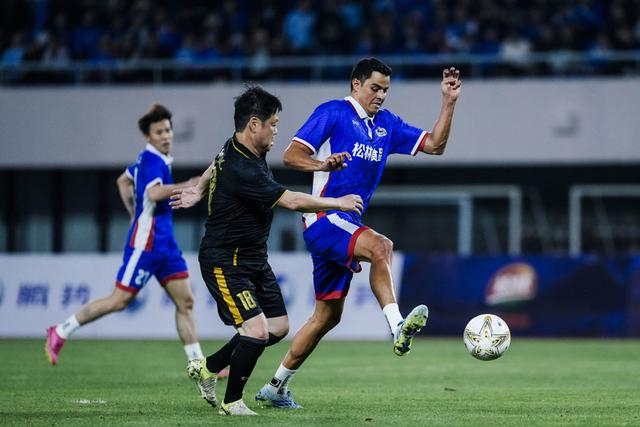 申花传奇莫雷诺范志毅沪上对决，绿茵情怀再现