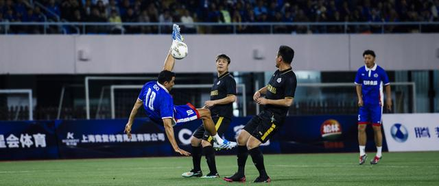 申花传奇莫雷诺范志毅沪上对决，绿茵情怀再现