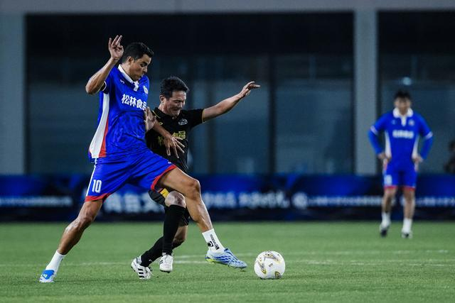 申花传奇莫雷诺范志毅沪上对决，绿茵情怀再现