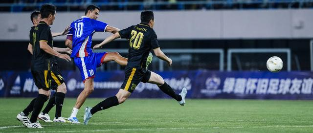 申花传奇莫雷诺范志毅沪上对决，绿茵情怀再现