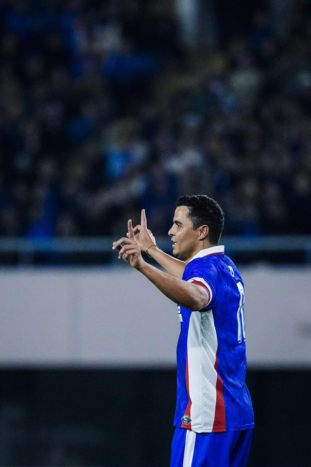 申花传奇莫雷诺范志毅沪上对决，绿茵情怀再现