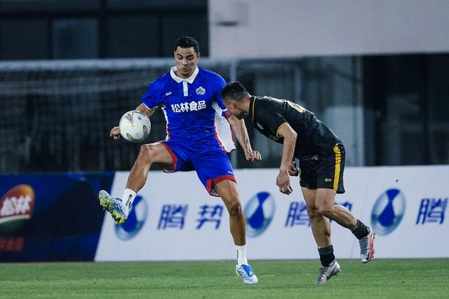 申花传奇莫雷诺范志毅沪上对决，绿茵情怀再现