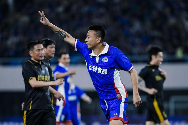 申花传奇莫雷诺范志毅沪上对决，绿茵情怀再现