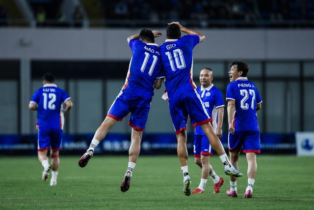 申花传奇莫雷诺范志毅沪上对决，绿茵情怀再现