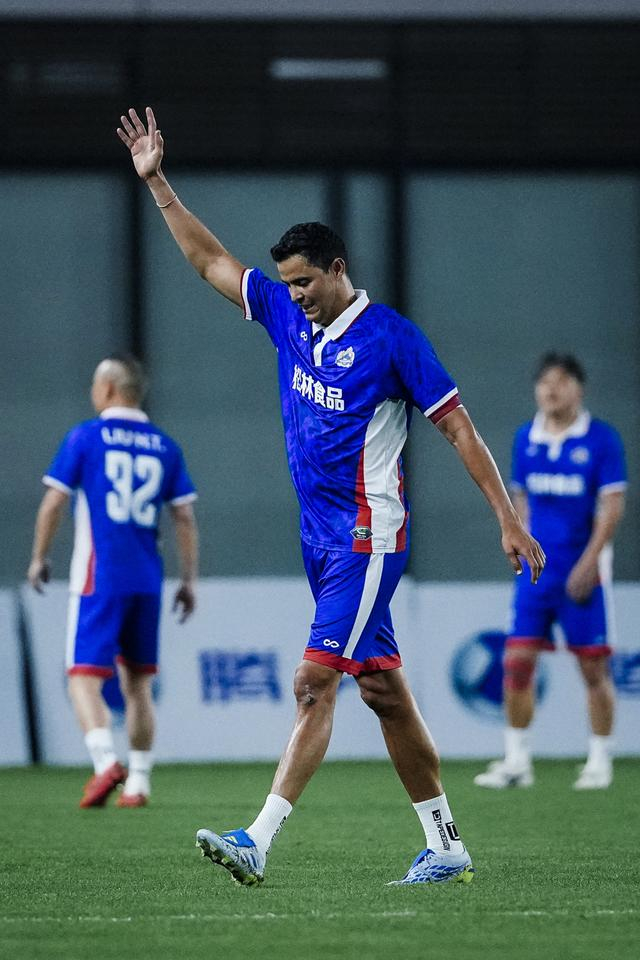 申花传奇莫雷诺范志毅沪上对决，绿茵情怀再现