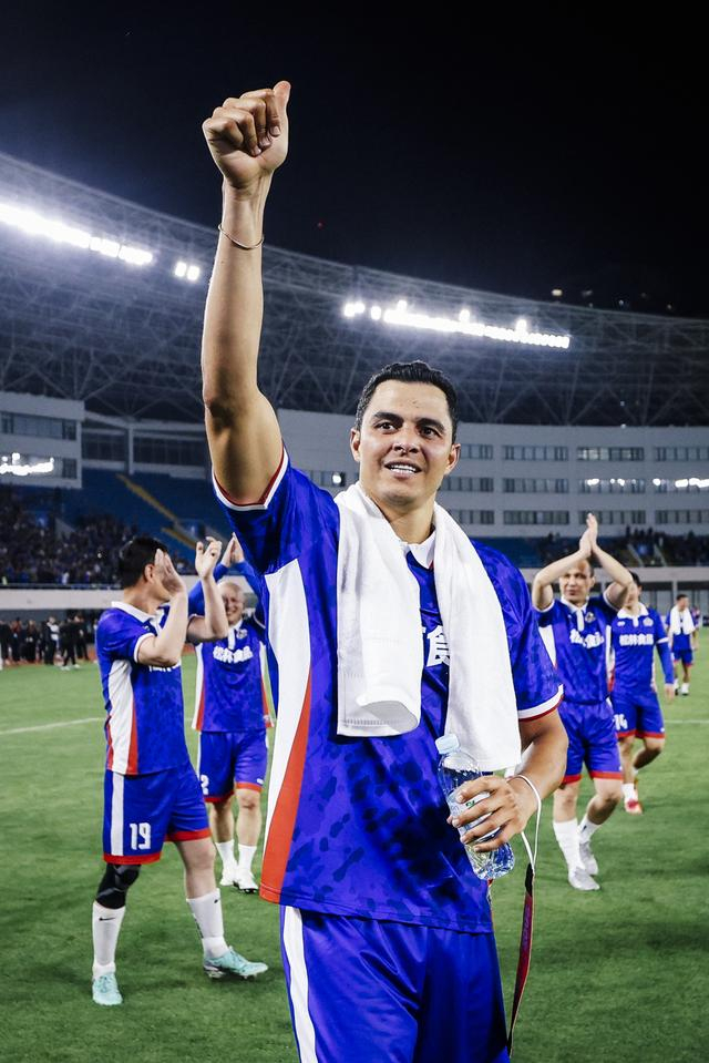 申花传奇莫雷诺范志毅沪上对决，绿茵情怀再现