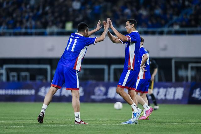 申花传奇莫雷诺范志毅沪上对决，绿茵情怀再现