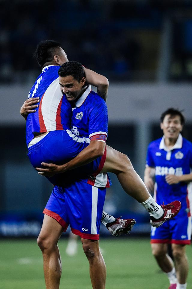 申花传奇莫雷诺范志毅沪上对决，绿茵情怀再现