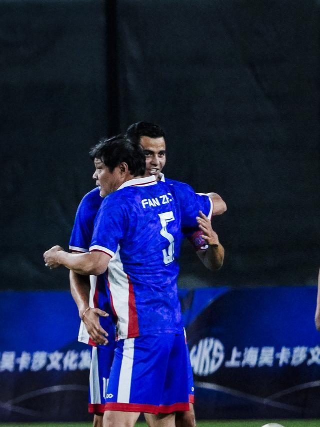 申花传奇莫雷诺范志毅沪上对决，绿茵情怀再现