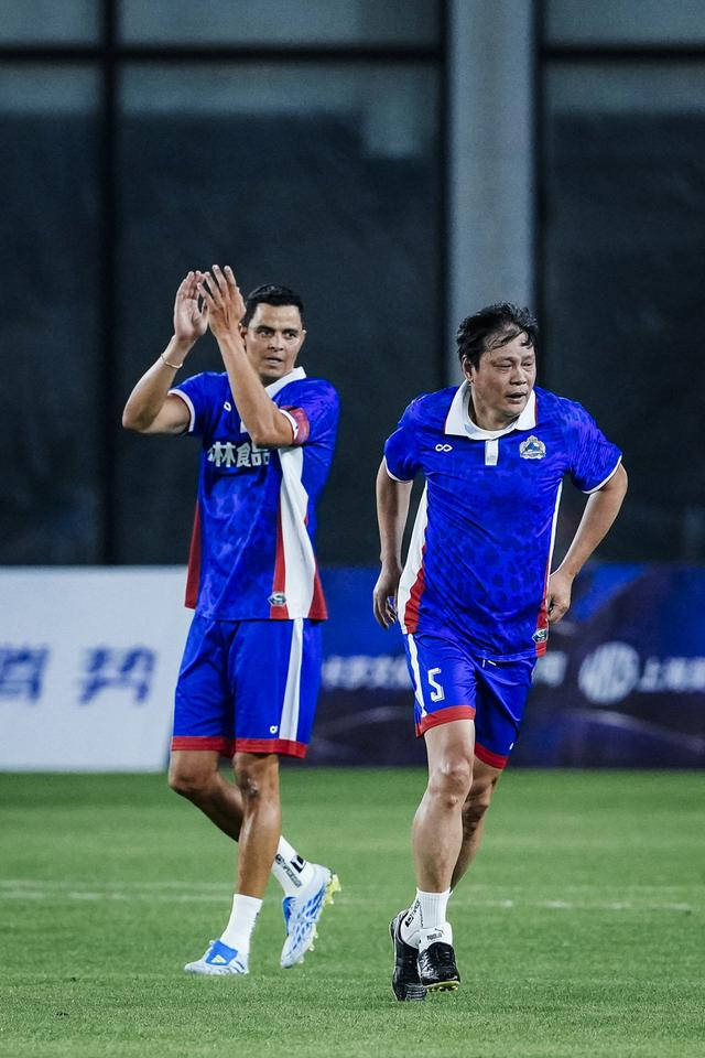 申花传奇莫雷诺范志毅沪上对决，绿茵情怀再现