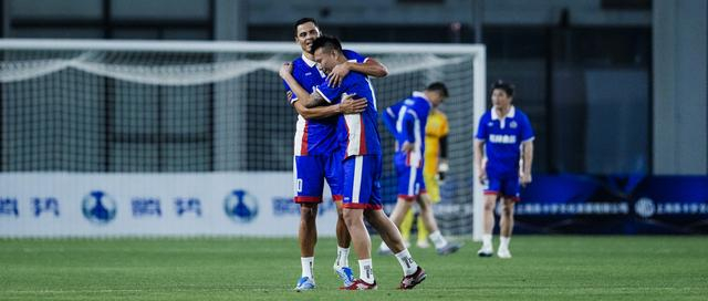 申花传奇莫雷诺范志毅沪上对决，绿茵情怀再现