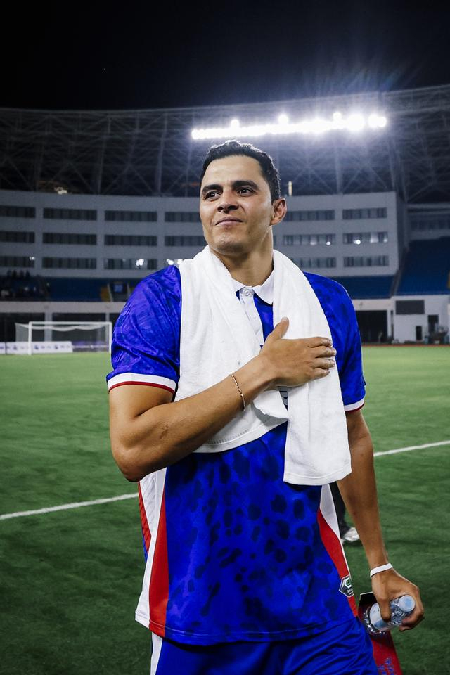 申花传奇莫雷诺范志毅沪上对决，绿茵情怀再现