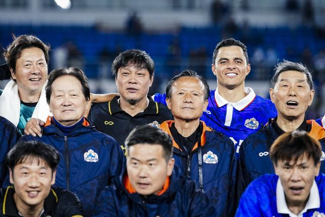 申花传奇莫雷诺范志毅沪上对决，绿茵情怀再现